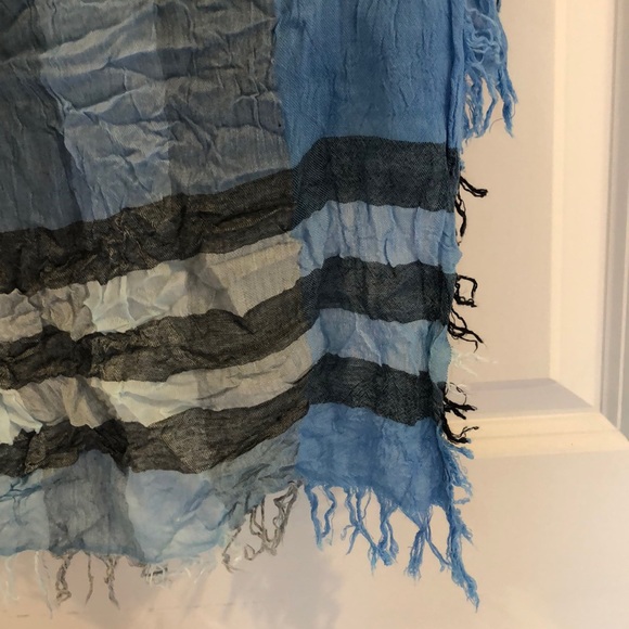 Pretty patterned scarf - Picture 3 of 6